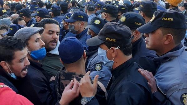 تونس.. محتجون يطالبون بتنحي الحكومة
