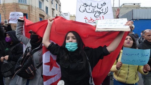 تظاهرات ضد القمع الأمني في تونس والحكومة تمدد حظر التجول