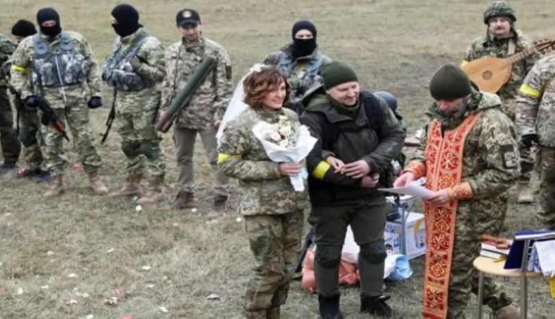 شاهد بالفيديو حفل زفاف بأرض المعركة بأوكرانيا يتحدى الغزو الروسي لهم