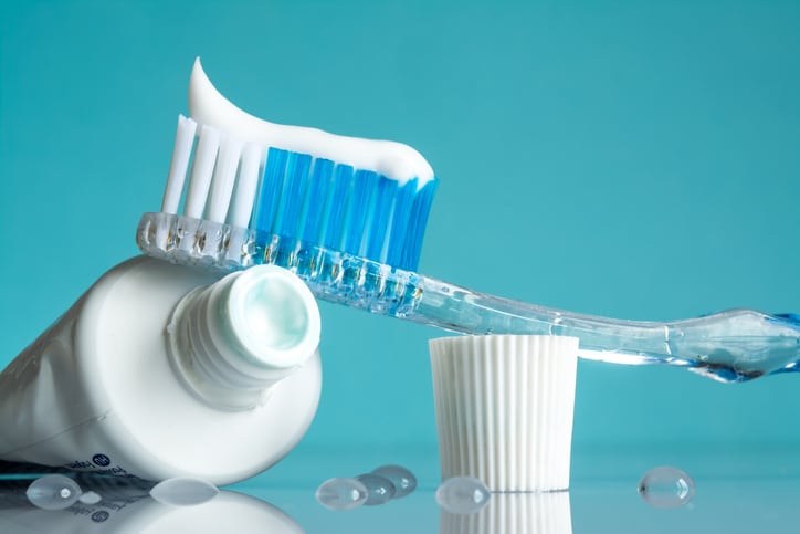 البوكس نيوز – مخاطر “صادمة” لمادة الفلورايد الموجودة بمعجون الأسنان على الصحة العامة