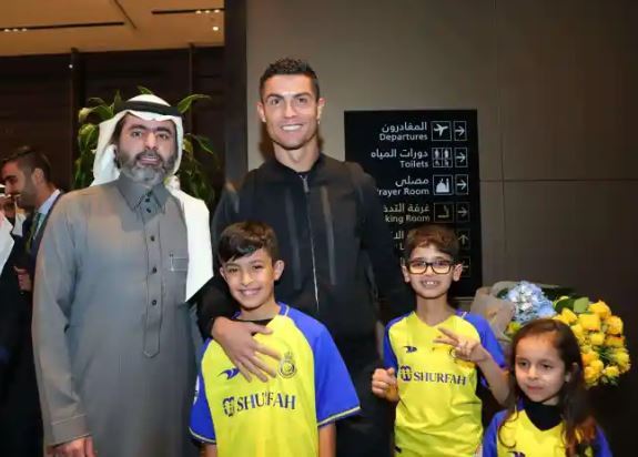 بالصور والفيديو لحظة وصول كريستيانو رونالدو وجورجينا وابنائه في الرياض