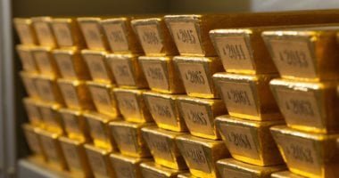 انخفاض أسعار الذهب عالمياً بسبب تراجع مخاوف أزمة الديون الأمريكية – البوكس نيوز