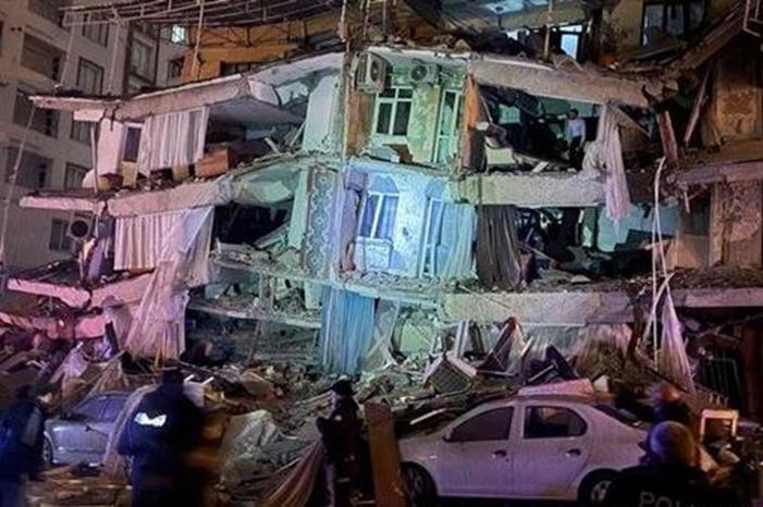 البوكس نيوز – زلزال تركيا.. هلع وصراخ لحظة وقوع الزلزال داخل مطعم (فيديو)