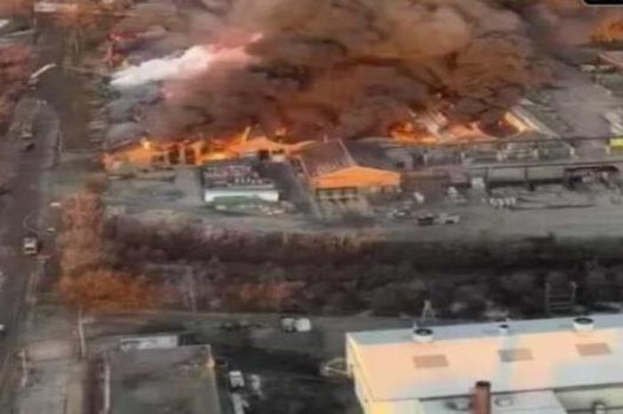 البوكس نيوز – حريق مروع بمصنع في شيكاغو.. فيديو