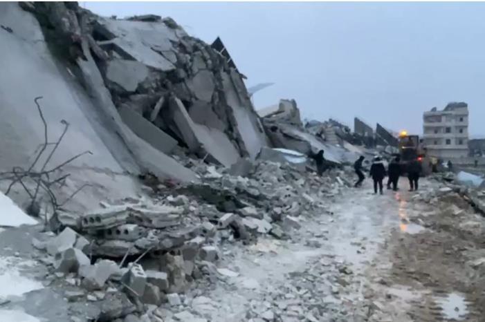 البوكس نيوز – زلزال سوريا.. متطوع يبكي بهستيرية خلال البحث عن مفقودين (فيديو)