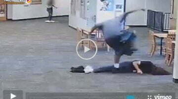 شاهد بالفيديو طالب يضرب معلمته بطريقة وحشيه تفقدها الوعي