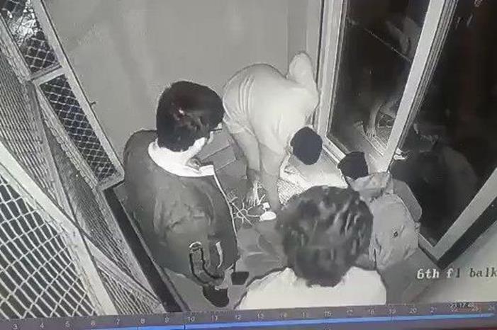 البوكس نيوز – لحظة سقوط طالب من مصعد بالطابق السادس.. فيديو