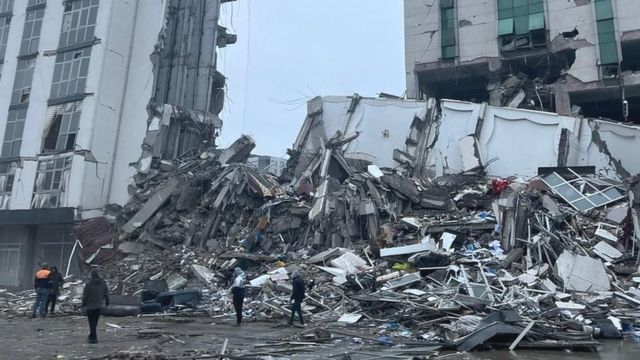 البوكس نيوز – زلزال تركيا.. مبنى يسقط على سائق حفار في أنطاكيا (فيديو)