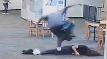 البوكس نيوز – لسبب غريب.. طالب يضرب معلمته داخل المدرسة أمام الجميع (فيديو)
