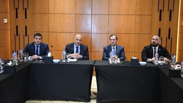 “الملا” يعقد اجتماعاً مع لجنة البترول والغاز بغرفة التجارة الأمريكية بالقاهرة