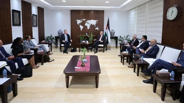 رئيس الوزراء الفلسطيني يلتقي رئيس بعثة صندوق النقد الدولي