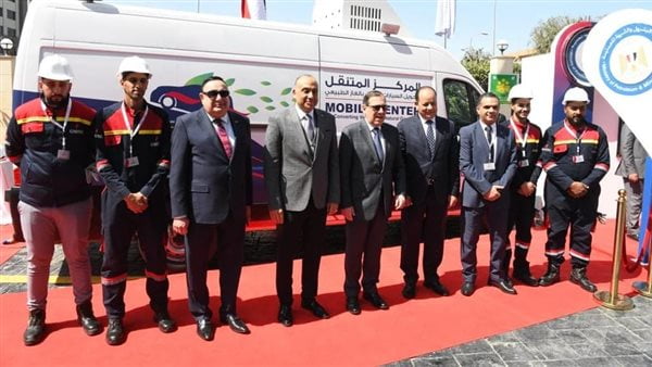 وزير البترول يفتتح أول مركز متنقل لتحويل وصيانة السيارات العاملة بالغاز الطبيعى