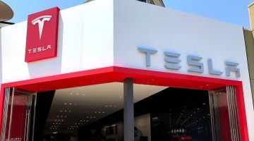تكنولوجيا  – توقعات بارتفاع سهم Tesla بنحو 22% بسبب صفقتها مع GM وFord