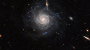 تكنولوجيا  – تلسكوب هابل يرصد أوضح صورة لمجرة بعيدة تشبه درب التبانة