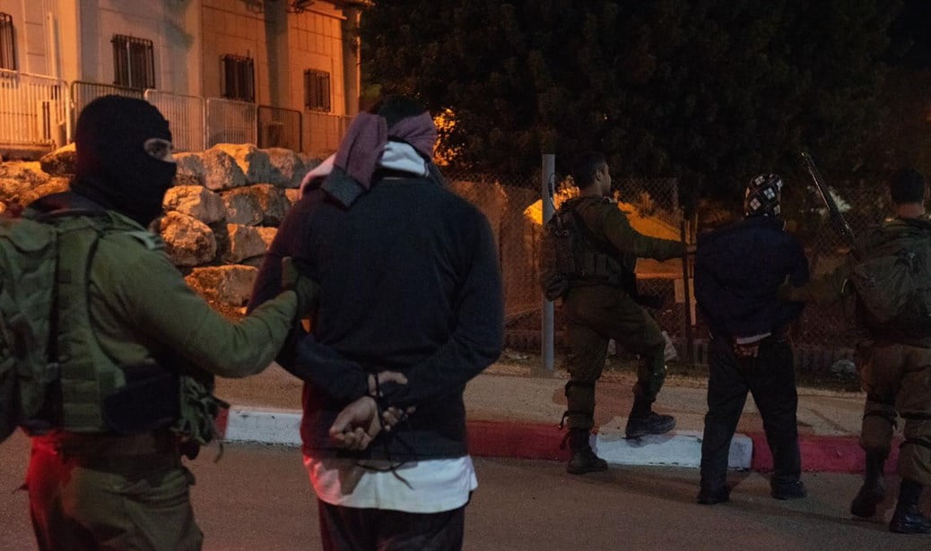 قوات الاحتلال تشن حملة اعتقالات ومداهمات في الضفة والقدس