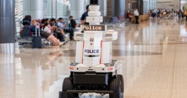 تكنولوجيا  – نشر روبوتات الشرطة بالمطار الدولى الرئيسى فى سنغافورة