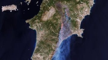 تكنولوجيا  – صور الأقمار الصناعية المذهلة تظهر تأثير حرائق الغابات فى اليونان
