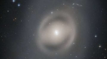 تكنولوجيا  – تلسكوب هابل يلتقط صورة لمجرة على شكل عدسة