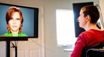 تكنولوجيا  – ابتكار يسمح لامرأة بالتحدث بعد معاناتها لأعوام مع نفس اضطراب ستيفن هوكينج