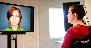 تكنولوجيا  – ابتكار يسمح لامرأة بالتحدث بعد معاناتها لأعوام مع نفس اضطراب ستيفن هوكينج