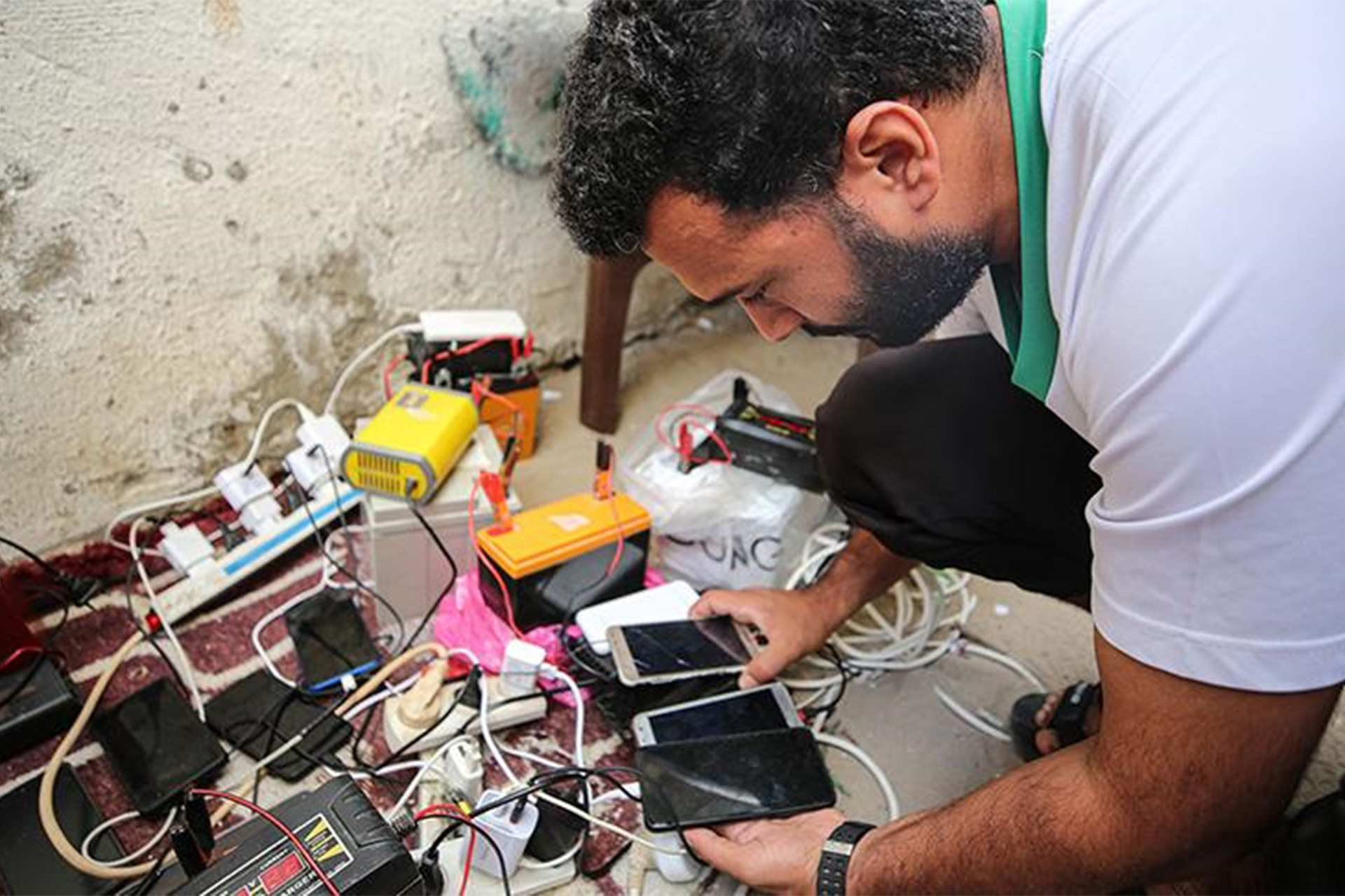 مع غياب تام للكهرباء.. شاب بغزة يقدم خدمة شحن الهواتف لـ150 عائلة | أسلوب حياة – البوكس نيوز