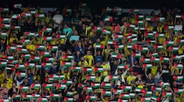 رياضة – جماهير قادش تدعم فلسطين خلال مواجهة إشبيلية في ديربي الأندلس