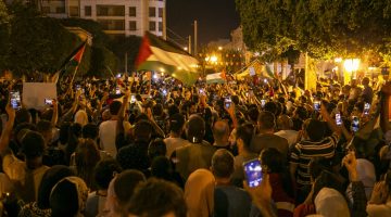 مظاهرات ليلية بأرجاء العالم تندد بمجزرة المستشفى في غزة | أخبار – البوكس نيوز