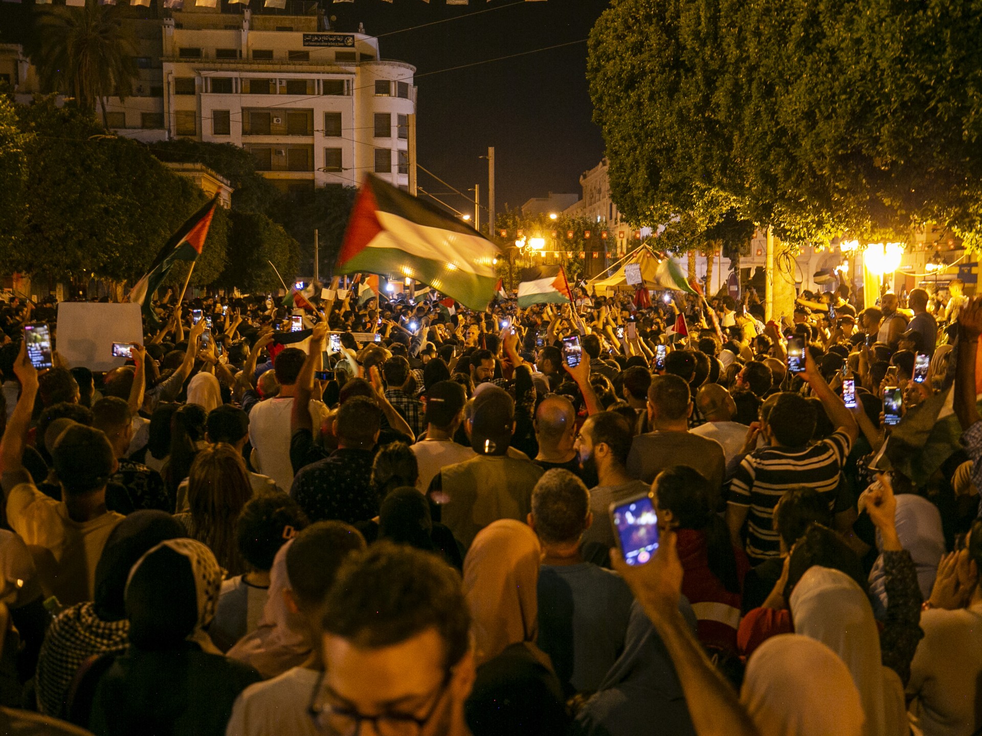 مظاهرات ليلية بأرجاء العالم تندد بمجزرة المستشفى في غزة | أخبار – البوكس نيوز
