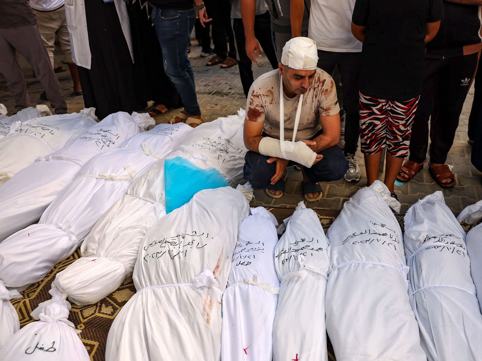 نقص في القبور والأكفان وأكياس الموتى.. قطاع غزة يدفن شهداءه في قبور جماعية | سياسة – البوكس نيوز