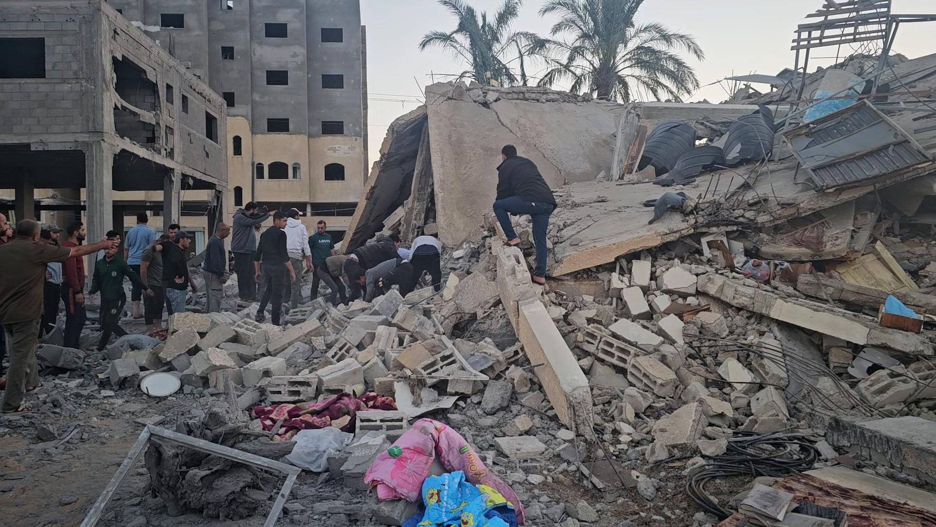 ينبشون بأياديهم.. متطوعون بغزة يبحثون عن أحياء تحت الركام | سياسة – البوكس نيوز