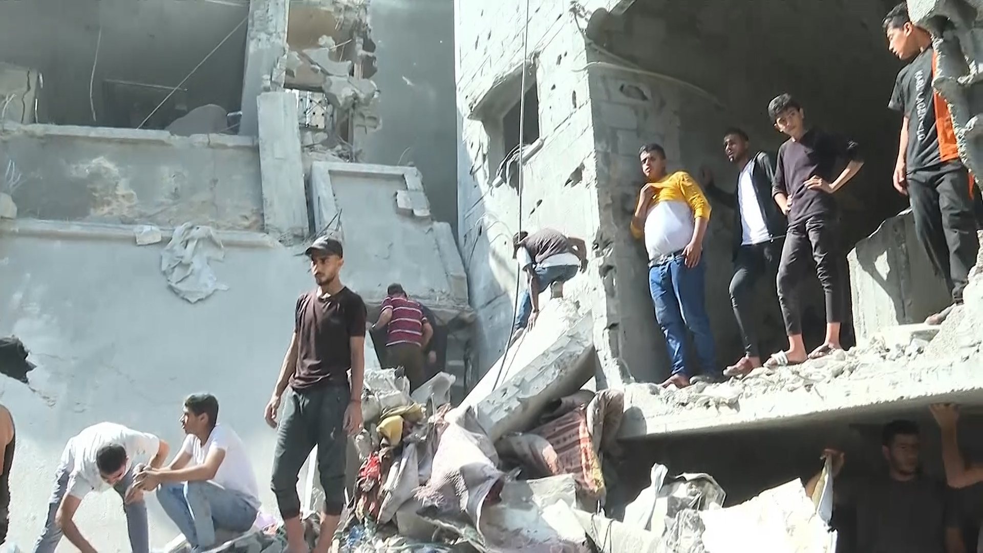 قصف إسرائيلي لمنزل بجوار مركز تجاري في مخيم النصيرات وسط قطاع غزة | البرامج – البوكس نيوز