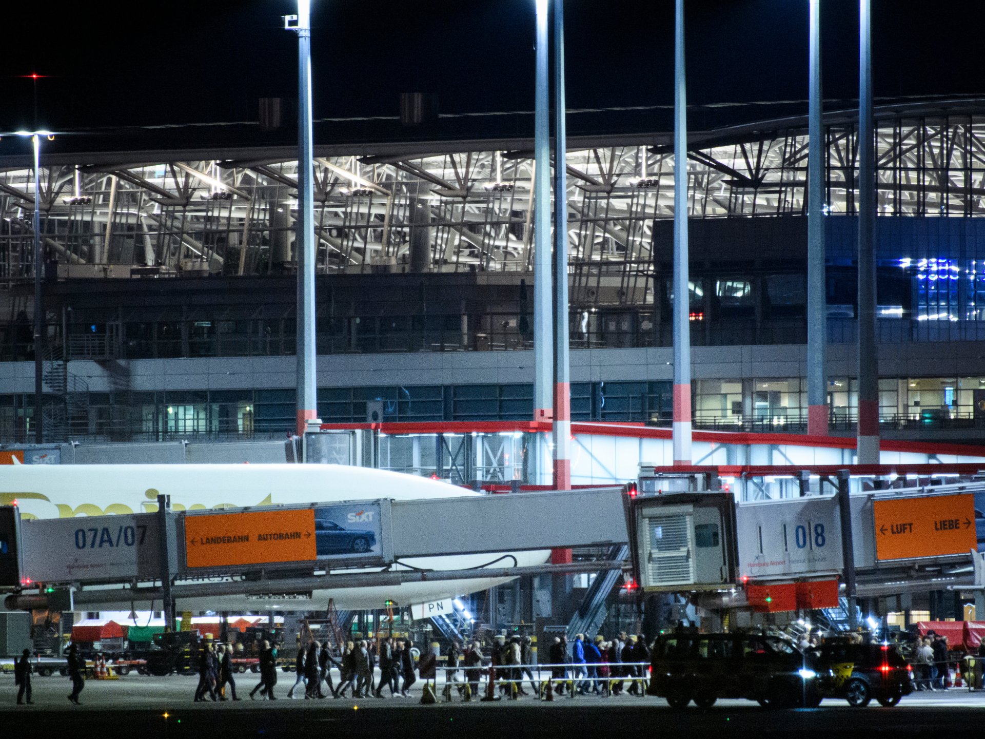 مسلح يقتحم مطار هامبورغ بسيارته ويعطل حركة الملاحة الجوية | أخبار – البوكس نيوز