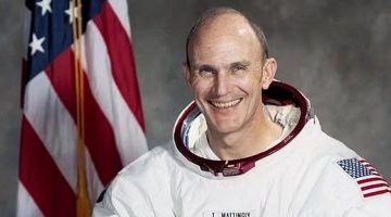 تكنولوجيا  – وفاة كين ماتينجلي رائد فضاء رحلة أبولو 16 حول القمر ومنقذ فريق رواد ناسا