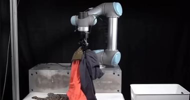 تكنولوجيا  – علماء يبتكرون روبوت تنظيف يمكنه التقاط الملابس المنتشرة فى غرفة النوم