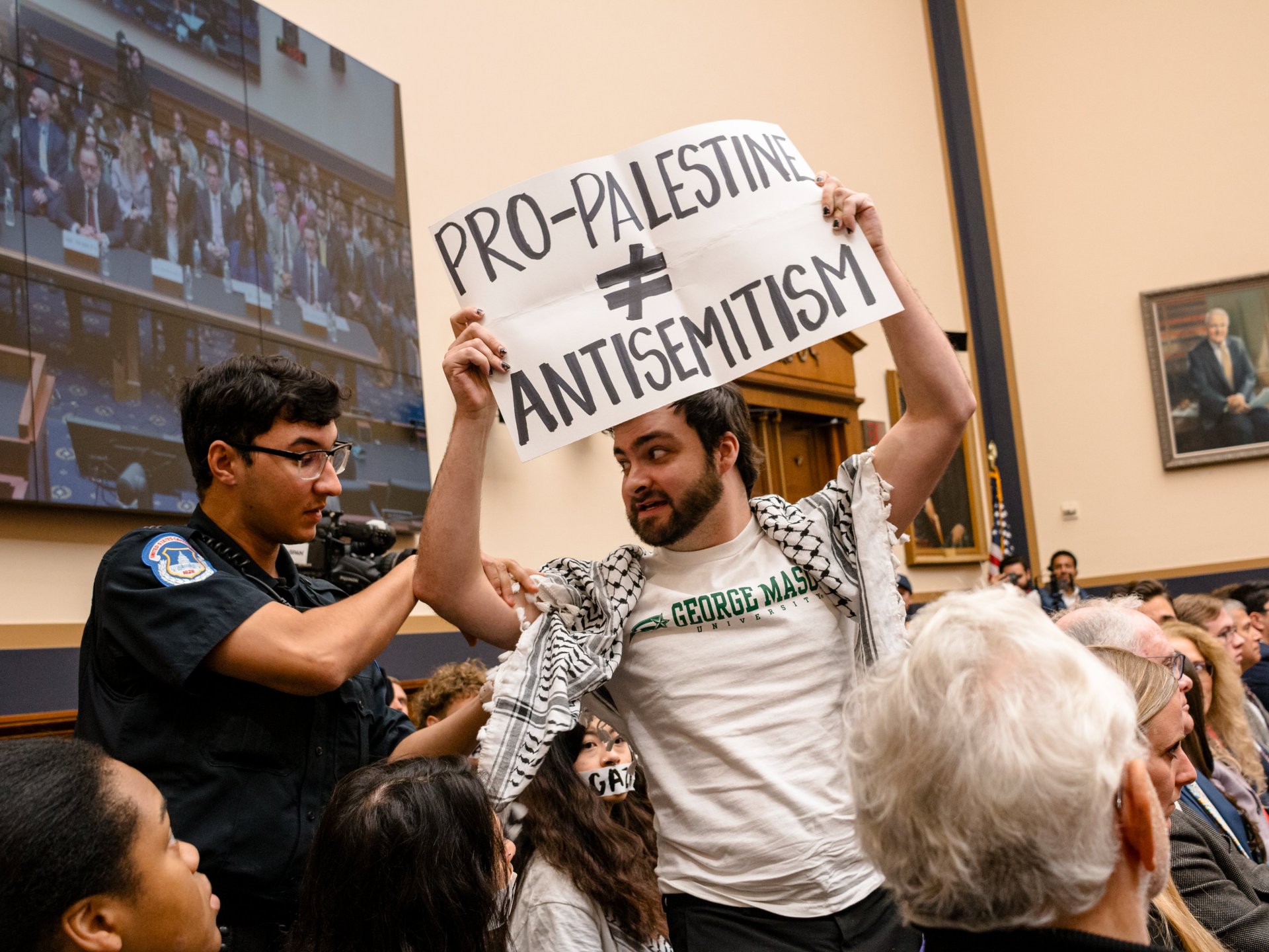 اعتقال طلاب قاطعوا جلسة للكونغرس احتجاجا على دعم إسرائيل | أخبار – البوكس نيوز