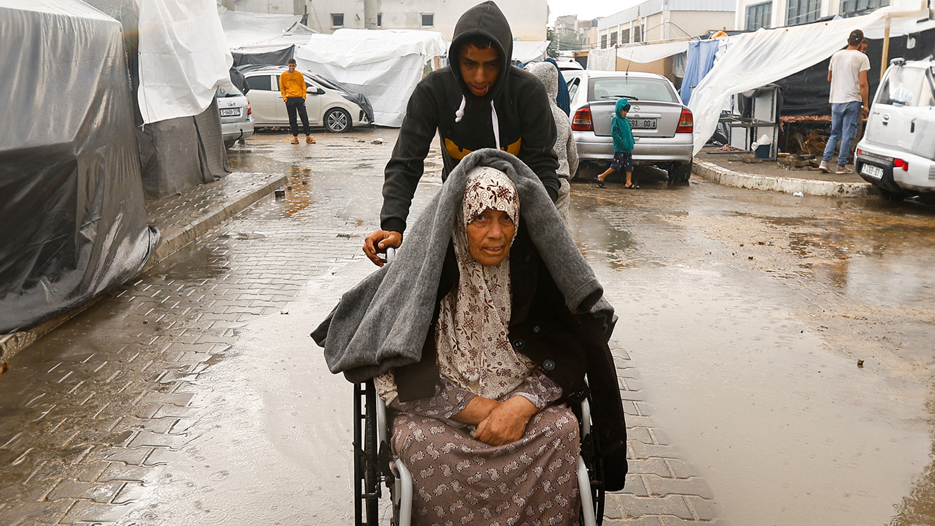 مواطنون من غزة: الأمطار نعمة ولكننا نعيش في خيام اللجوء والتشرد والمعاناة | أخبار – البوكس نيوز