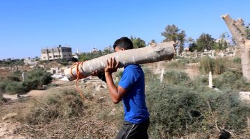 يجوبون الشوارع والمقابر بحثا عن الخشب.. حرب غزة تحيي مهنة الحطّاب | سياسة – البوكس نيوز