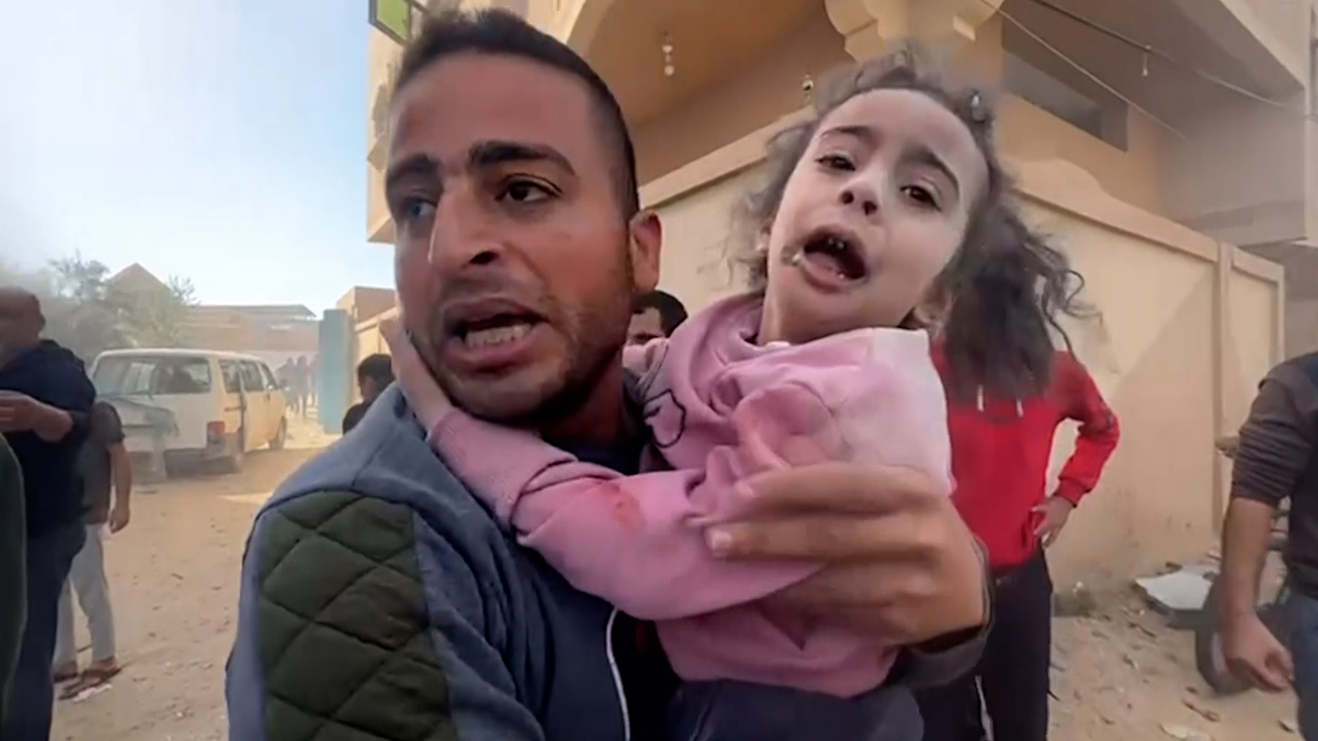 انتشال طفلة من تحت أنقاض منزل قصفه الطيران الإسرائيلي في رفح | أخبار – البوكس نيوز