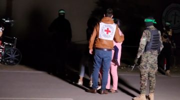 شاهد.. لحظة تسليم القسام 11 محتجزا إسرائيليا إلى الصليب الأحمر | أخبار – البوكس نيوز