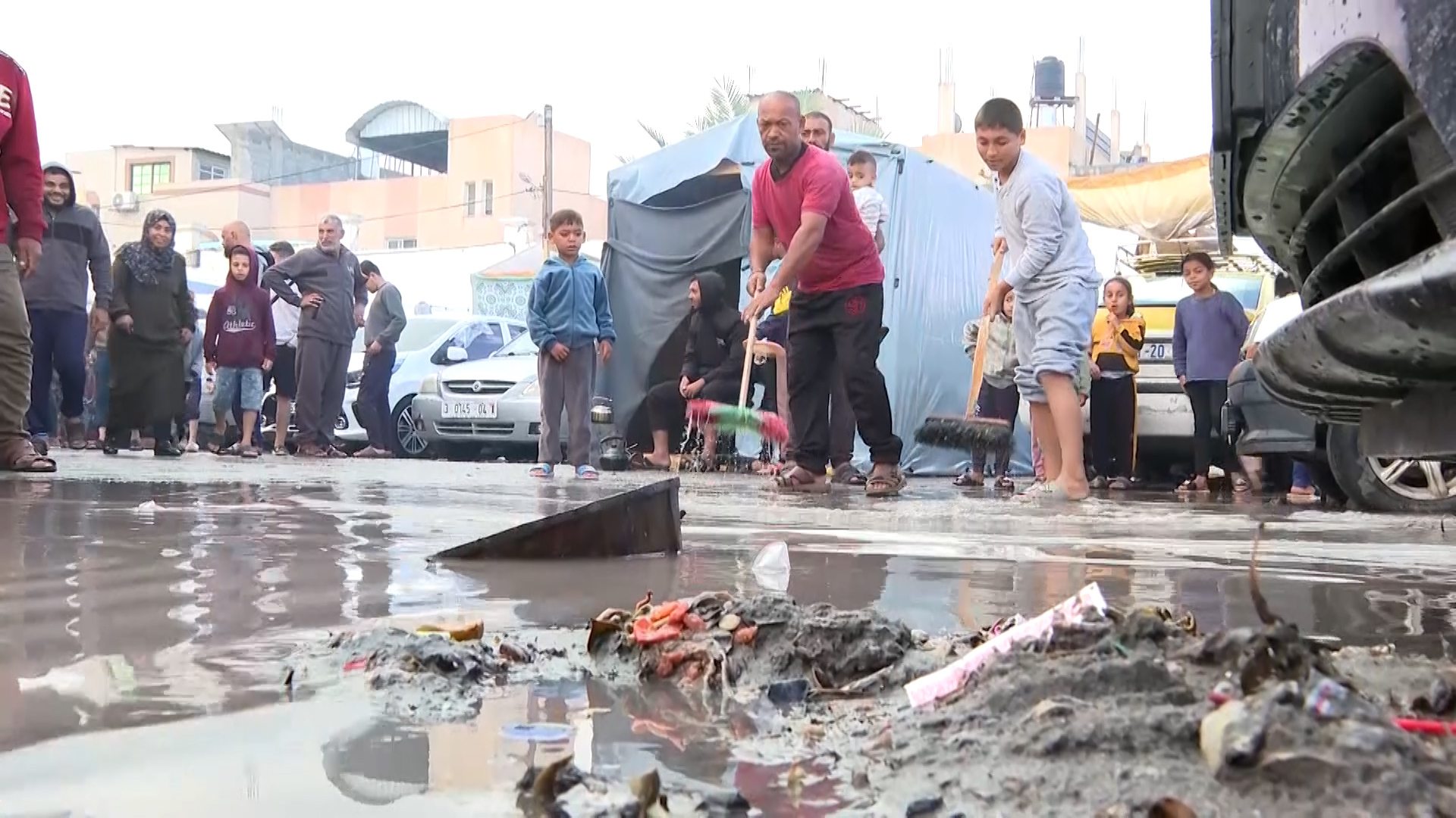 الأمطار تفاقم معاناة النازحين الفلسطينيين في مراكز الإيواء جنوبي قطاع غزة | أخبار – البوكس نيوز