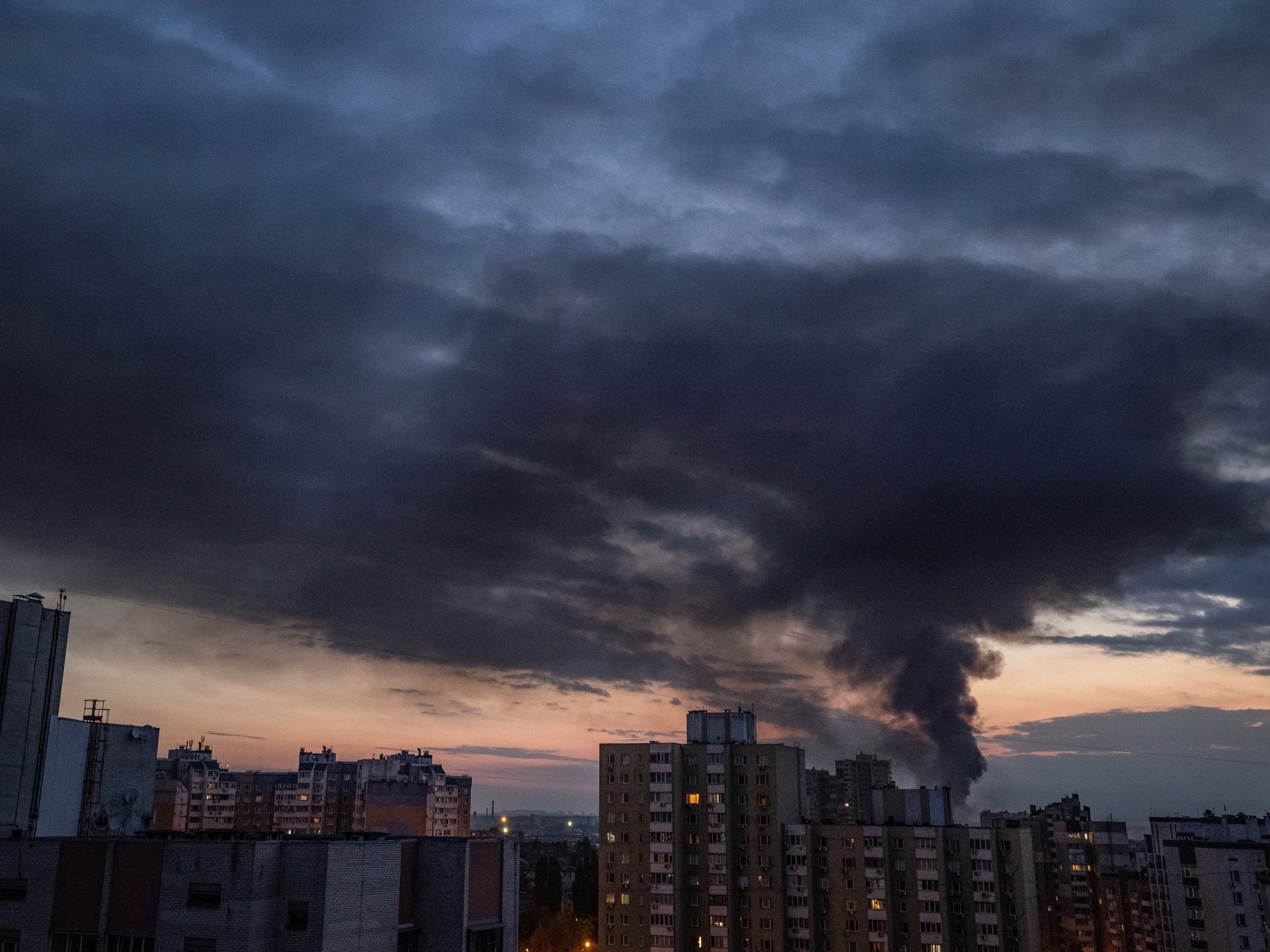 روسيا تهاجم كييف بطائرات مسيرة وزيلينسكي يعزز الدفاعات الجوية | أخبار – البوكس نيوز