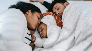 كيف تساعدين طفلك الرضيع على النوم ليلاً؟ | مرأة – البوكس نيوز