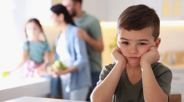 لماذا لا ينبغي أن يكون طفلك سعيدا طوال الوقت؟ كيف يفيده الحزن؟ | مرأة – البوكس نيوز