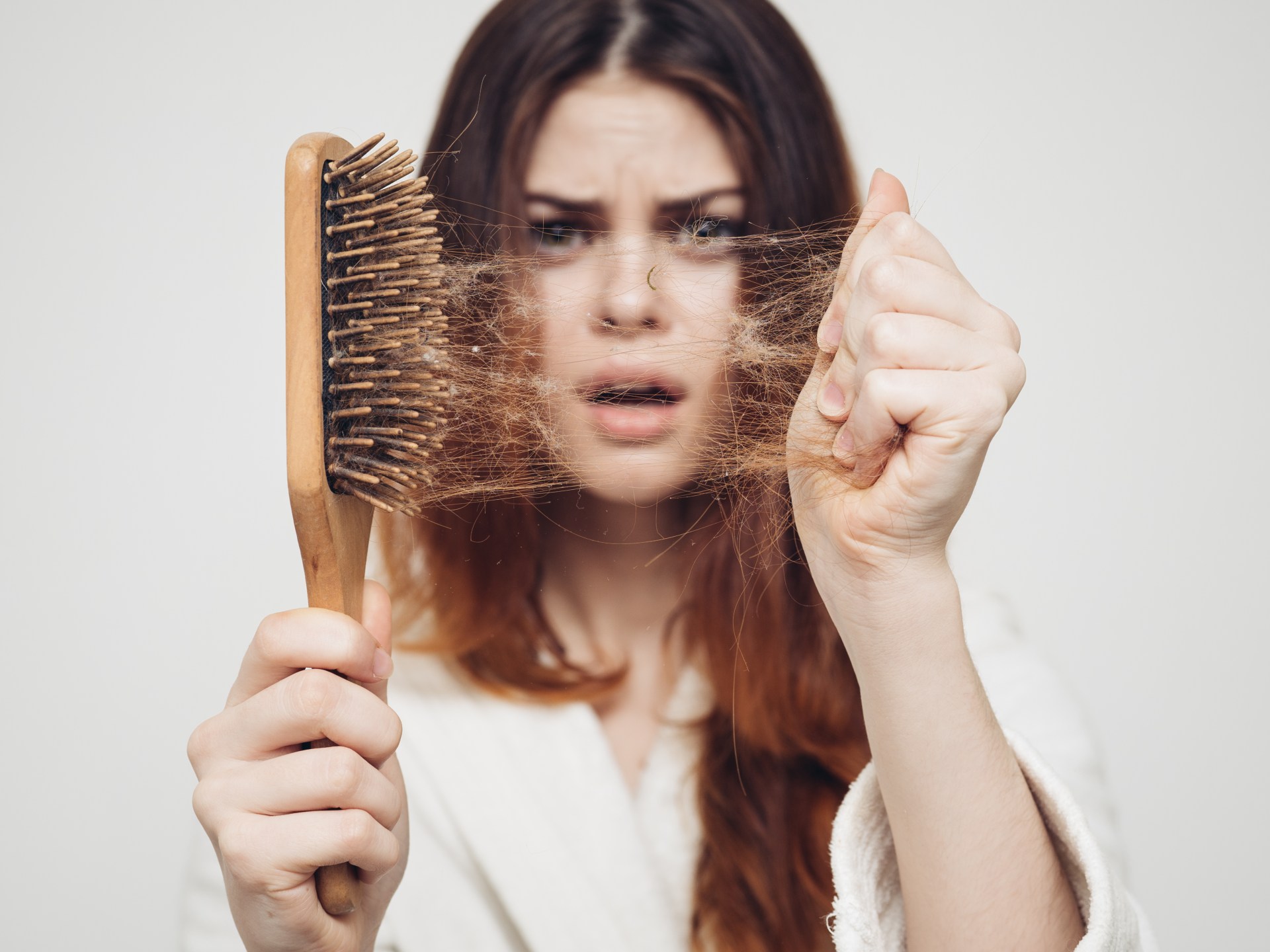 3 طرق فعالة لمواجهة تساقط الشعر بعد انقطاع الطمث | مرأة – البوكس نيوز