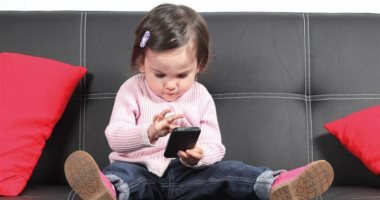 تكنولوجيا  – دراسة: 91% من الأطفال يشعرون بالقلق عند الابتعاد عن هواتفهم