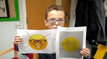 تكنولوجيا  – طفل يطلب من شركة أبل إعادة تصميم الرمز التعبيري لوجه “طالب يذاكر”
