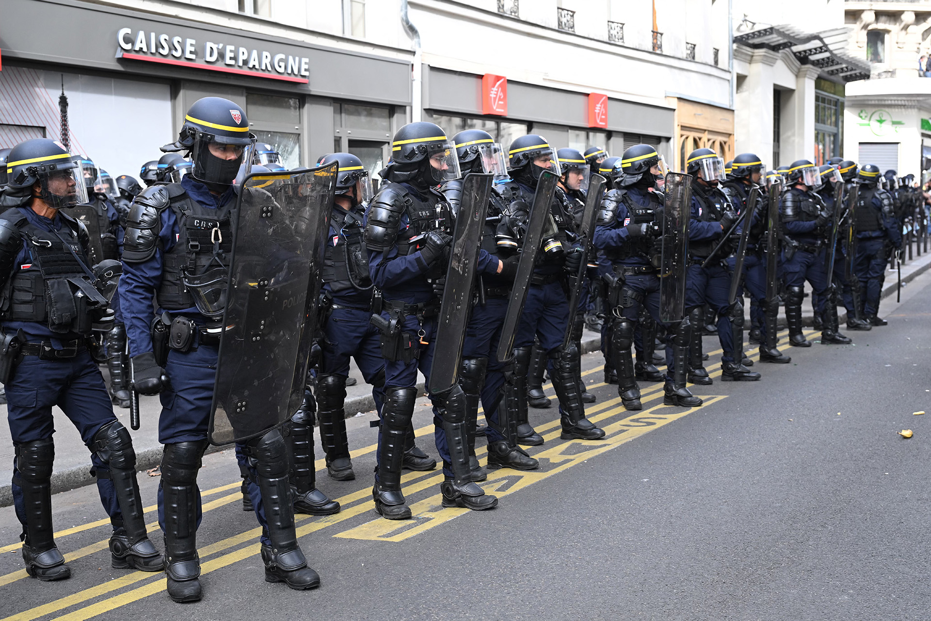 فرنسا تنشر 90 ألف شرطي برأس السنة تحسبا “لتهديد إرهابي محتمل” | أخبار – البوكس نيوز