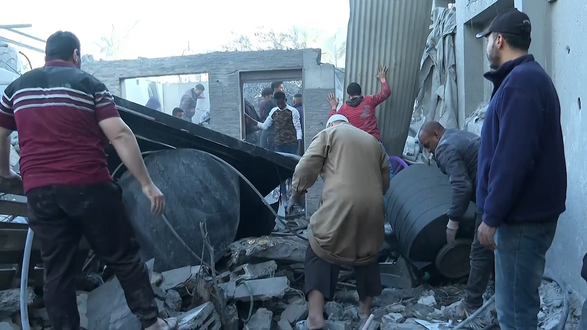 البوكس نيوز ترصد استخراج مصابين من منزل قصف في دير البلح بغزة | البرامج – البوكس نيوز