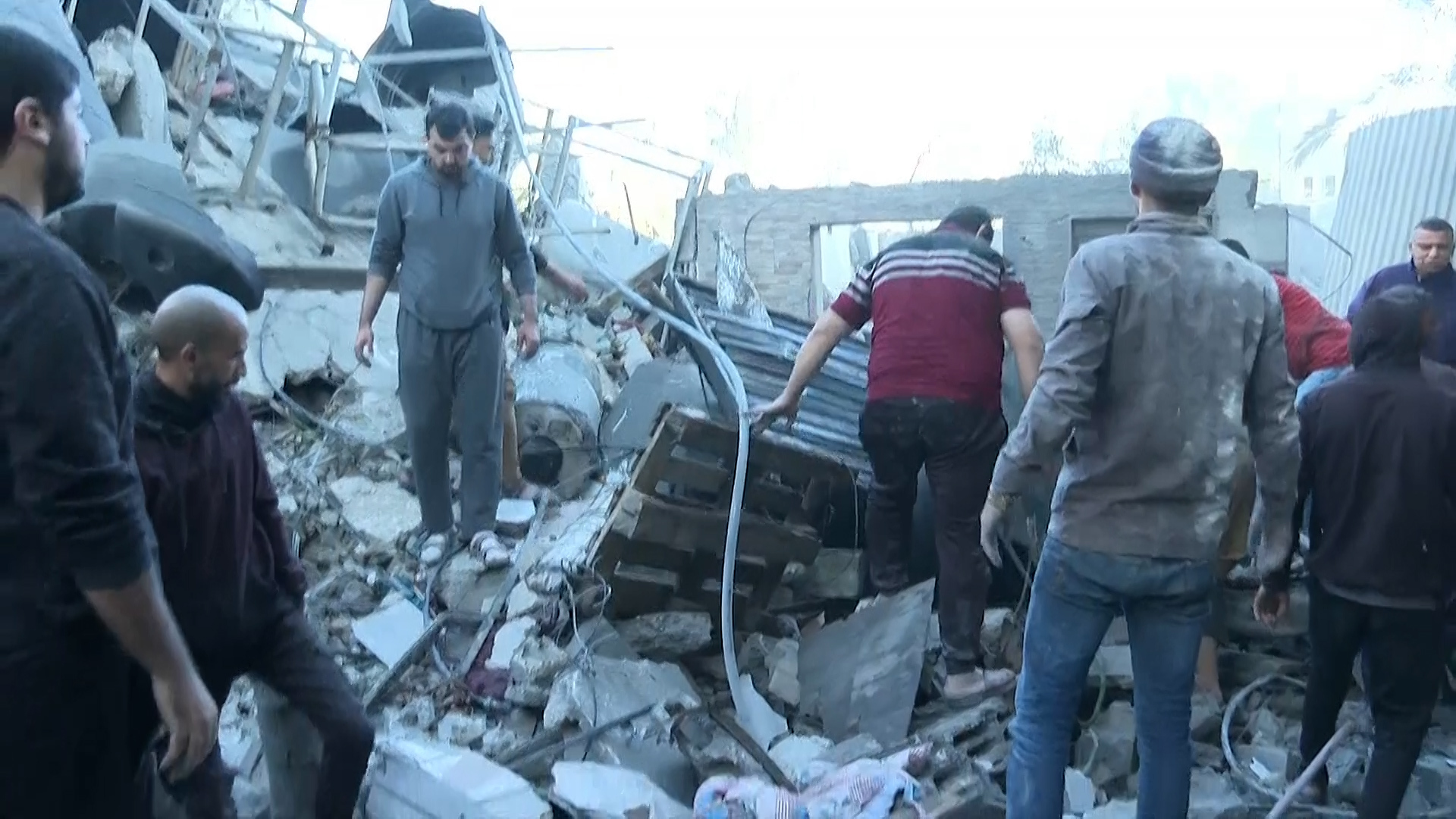 شهداء وجرحى في قصف إسرائيلي استهدف منزلا بدير البلح | البرامج – البوكس نيوز