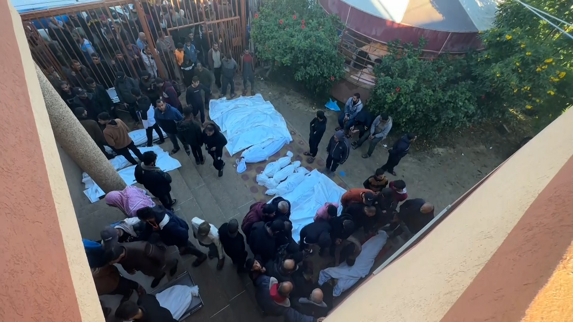 حزن وذهول في وداع 12 شهيدا جراء قصف إسرائيلي لمدرسة في خان يونس | البرامج – البوكس نيوز